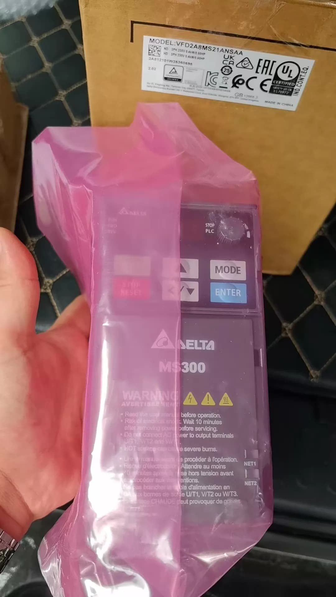 100% upouusi alkuperäinen ja aito Delta 220V 0,4KW VFD2A8MS21ANSAA Taajuusmuuttajat Käyttöservomoottori