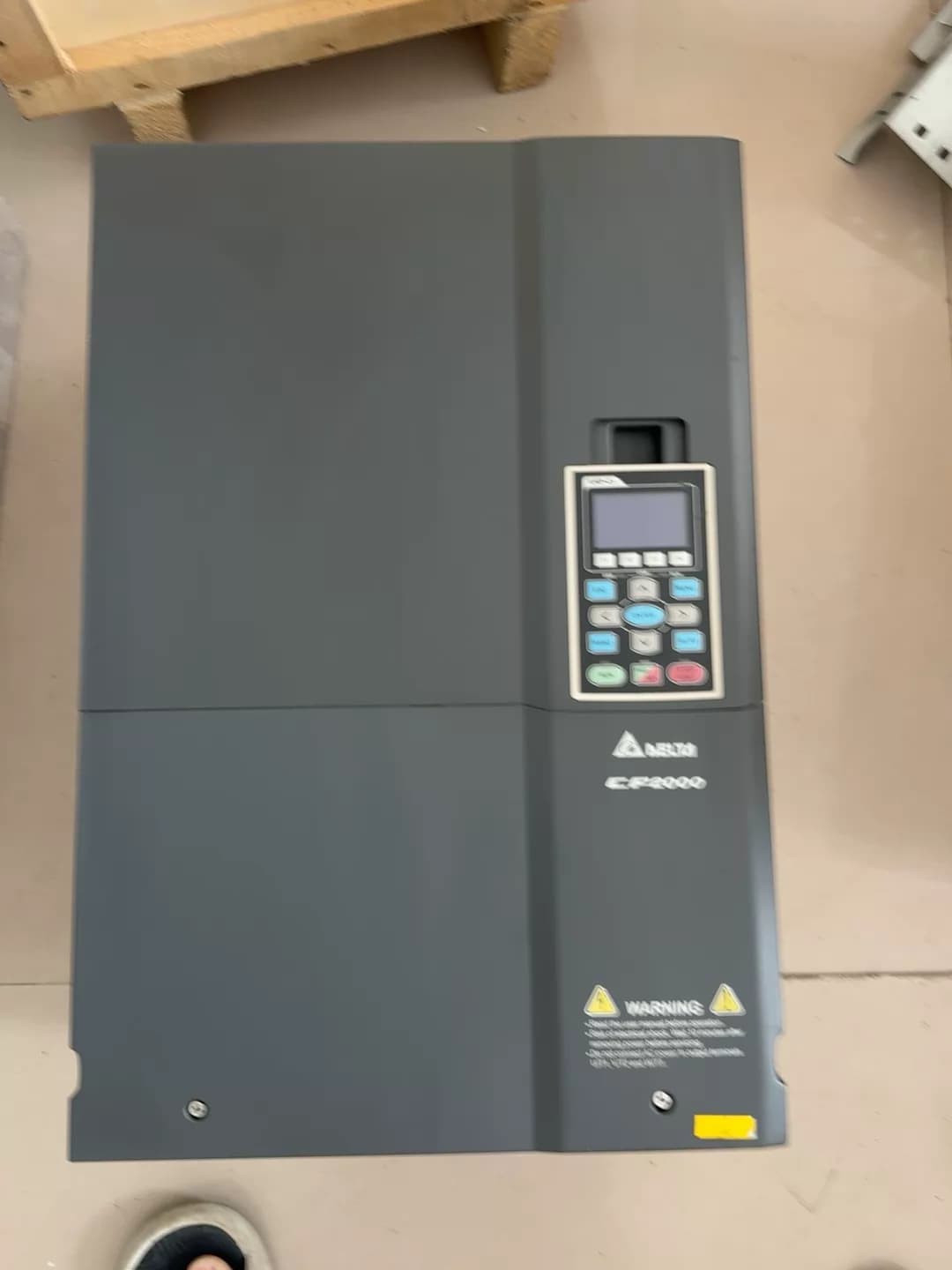 100% upouusi alkuperäinen ja aito Delta VFD750CP43B-21 380V75KW Taajuusmuuttajat Käyttö Servomoottori