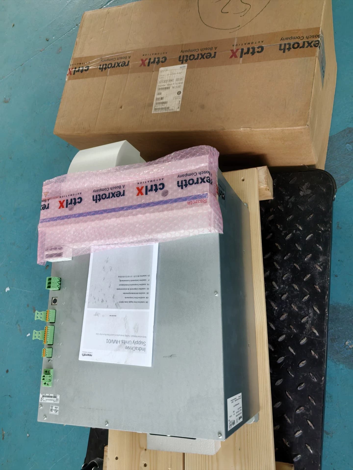 Upouusi alkuperäinen Bosch Rexroth -servomoottori HMV01.1R-W0120-A-07-NNNN Servomoottori nopea toimitus