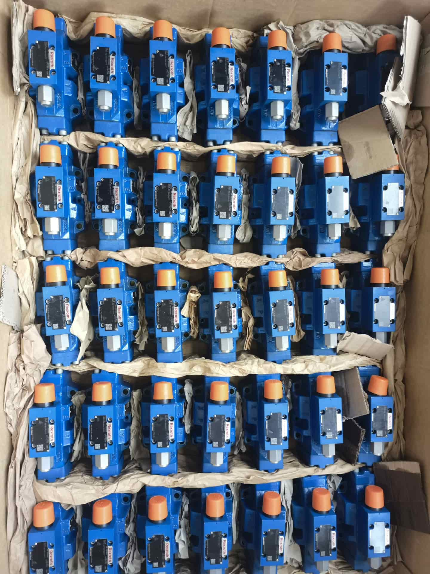 Upouusi alkuperäinen Bosch Rexroth -servomoottori Paineenalennusventtiili 4WREE10E75-2X/G24K31/F1V servomoottori Nopea toimitus