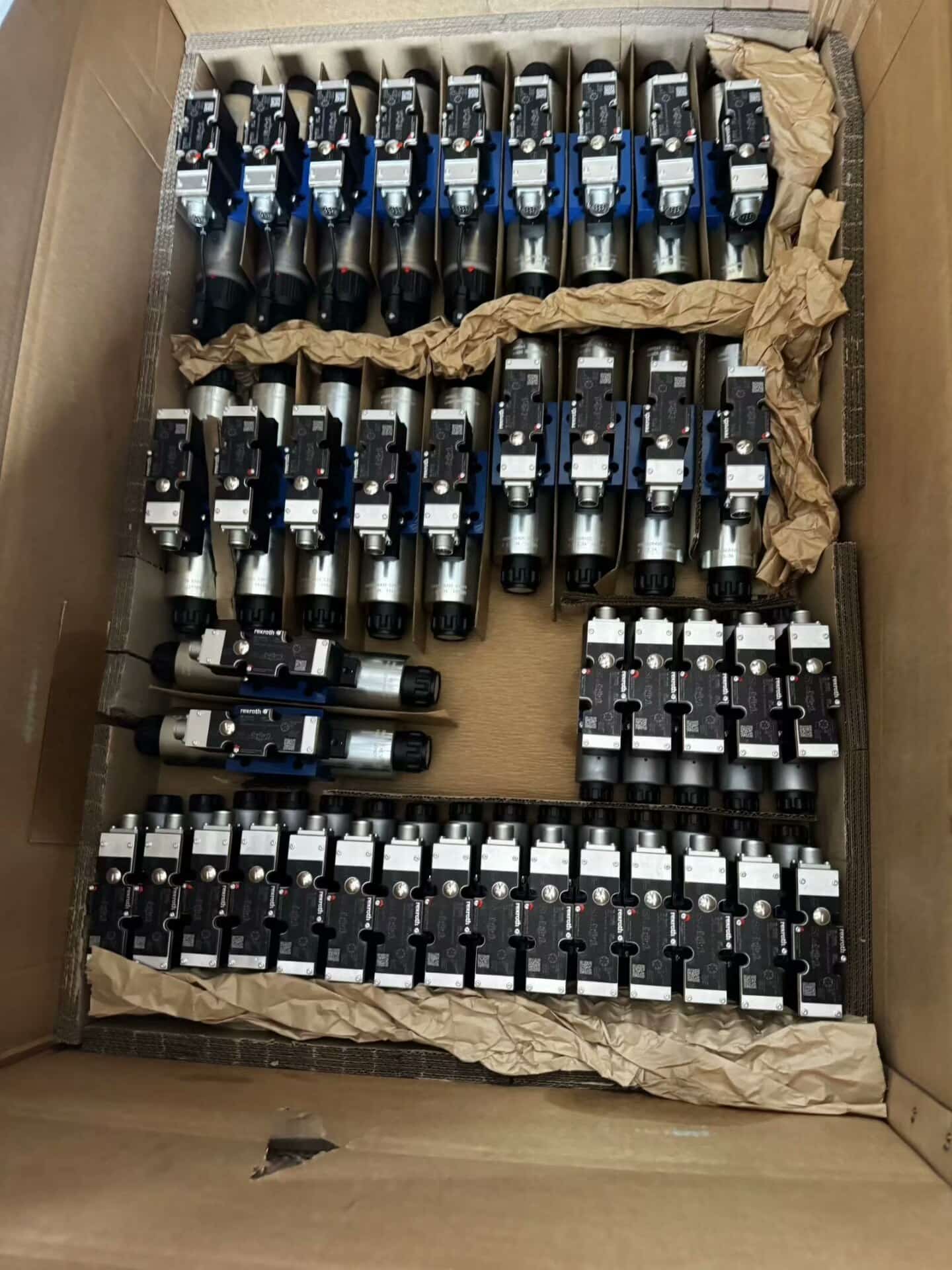 Upouusi alkuperäinen Bosch Rexroth -servomoottori Proportioventtiili 3DREME16P-7X/250YG24K31F1V Servomoottori Nopea toimitus