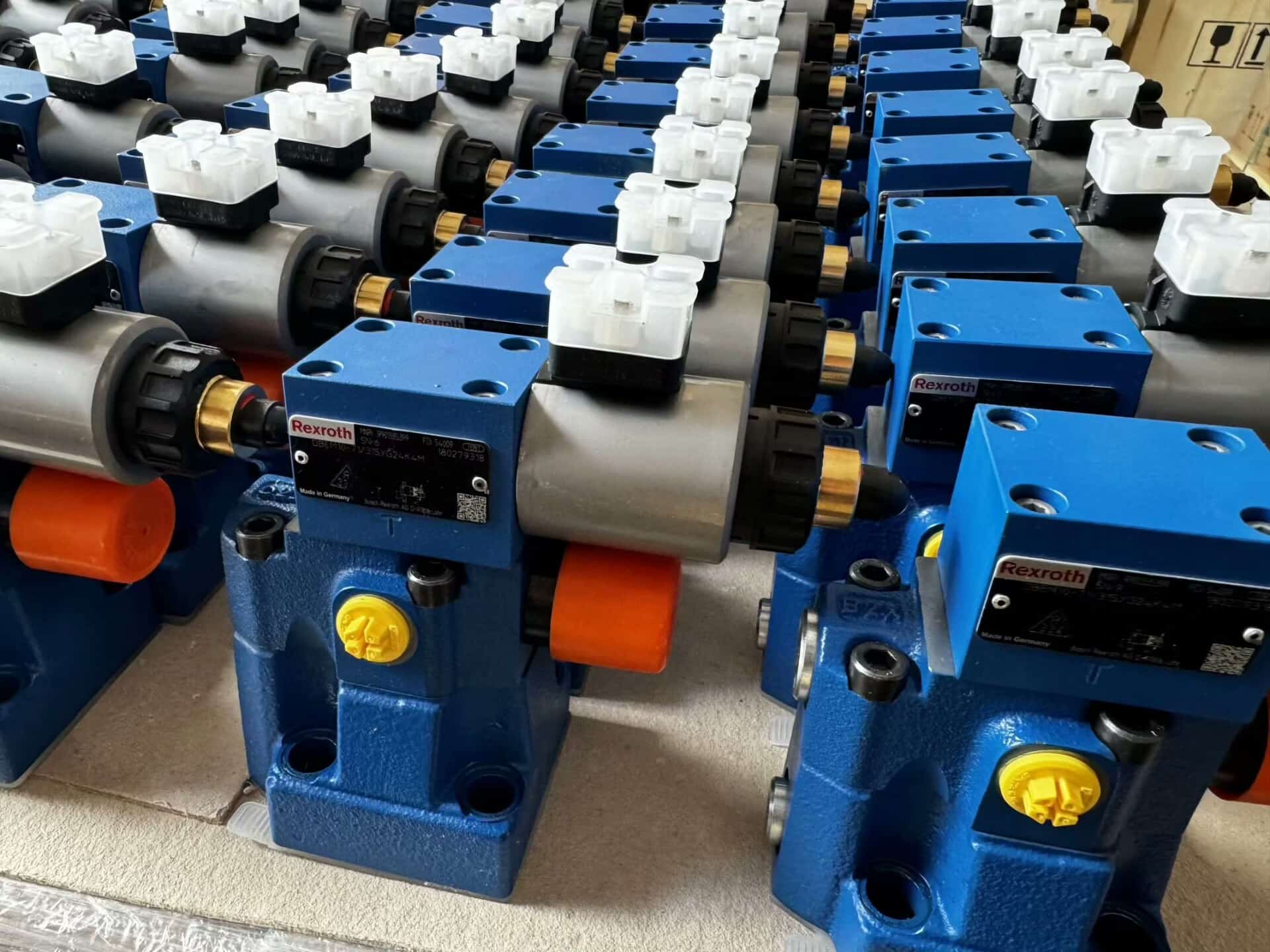 Upouusi alkuperäinen Bosch Rexroth -servokäyttö Proportioventtiili 4WREE6V16-3X/V/24F1 servomoottori Nopea toimitus