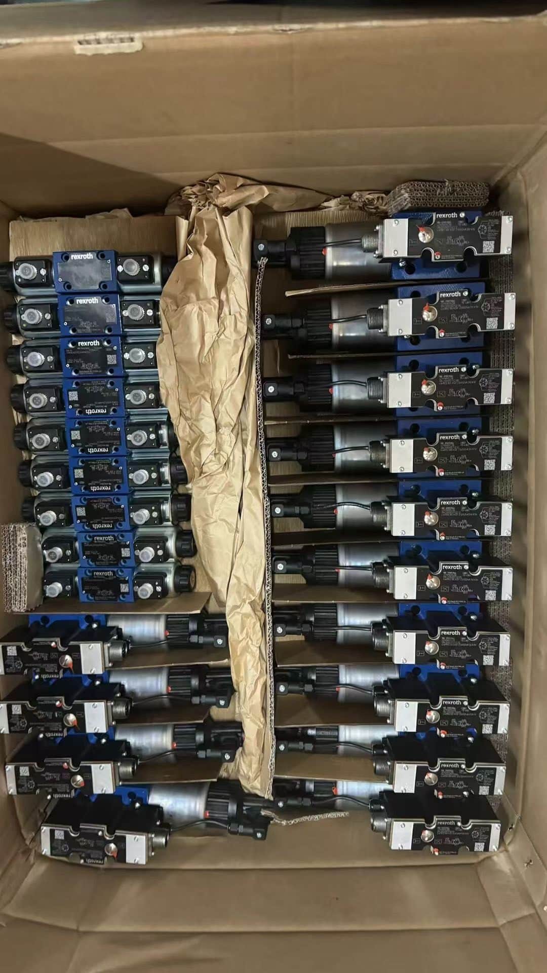 Upouusi alkuperäinen Bosch Rexroth -servomoottori Proportioventtiili 4WS2EM10-5X/5B11XHT315K31EV Servomoottori Nopea toimitus