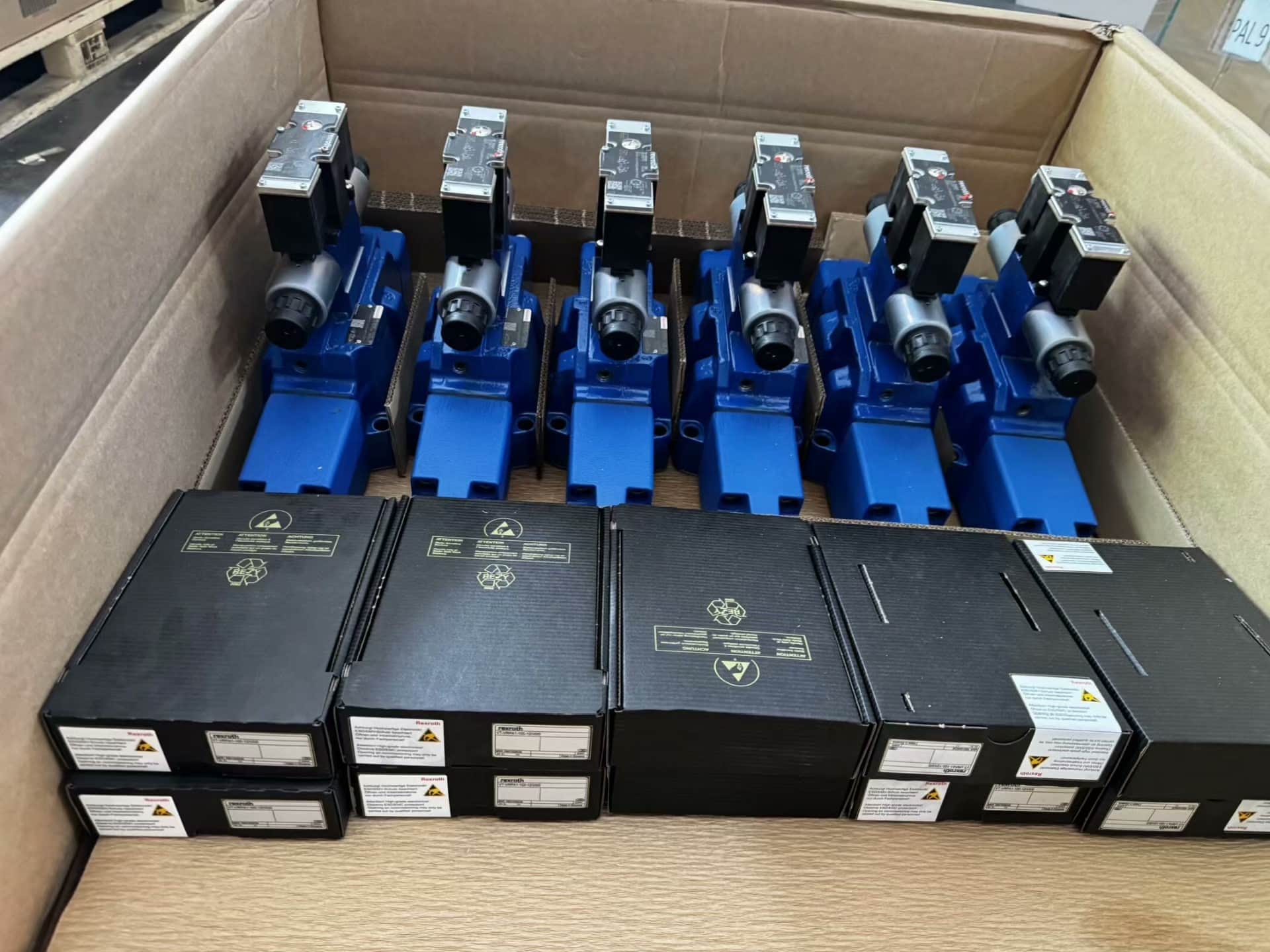 Upouusi alkuperäinen Bosch Rexrothin servomoottori Proportioventtiili Z3DREE10VP2-1X/100XLG24K31A1M servomoottori Nopea toimitus