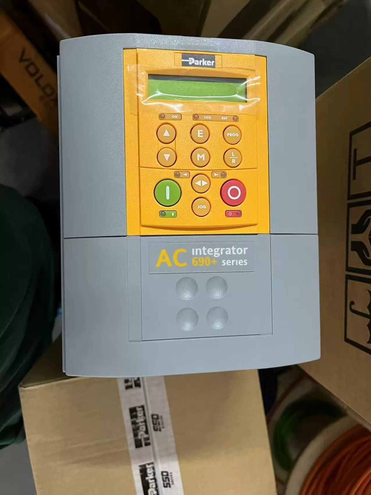 Upouusi alkuperäinen Parker 690-431550B0-B00P00-A400 Servotaajuusmuuttajat taajuusmuuttajat servomoottorit ohjaimet Nopea toimitus