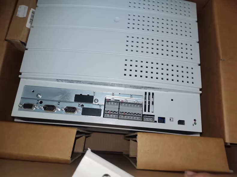 Aito uusi Lenze E82EV223-4B241 Industrial I/O-moduuli FedEx DHL:n nopea toimitus